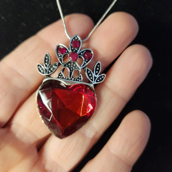 NWOT Beautiful Silvertone Sweetheart necklace! (G36) - Picture 3 of 4